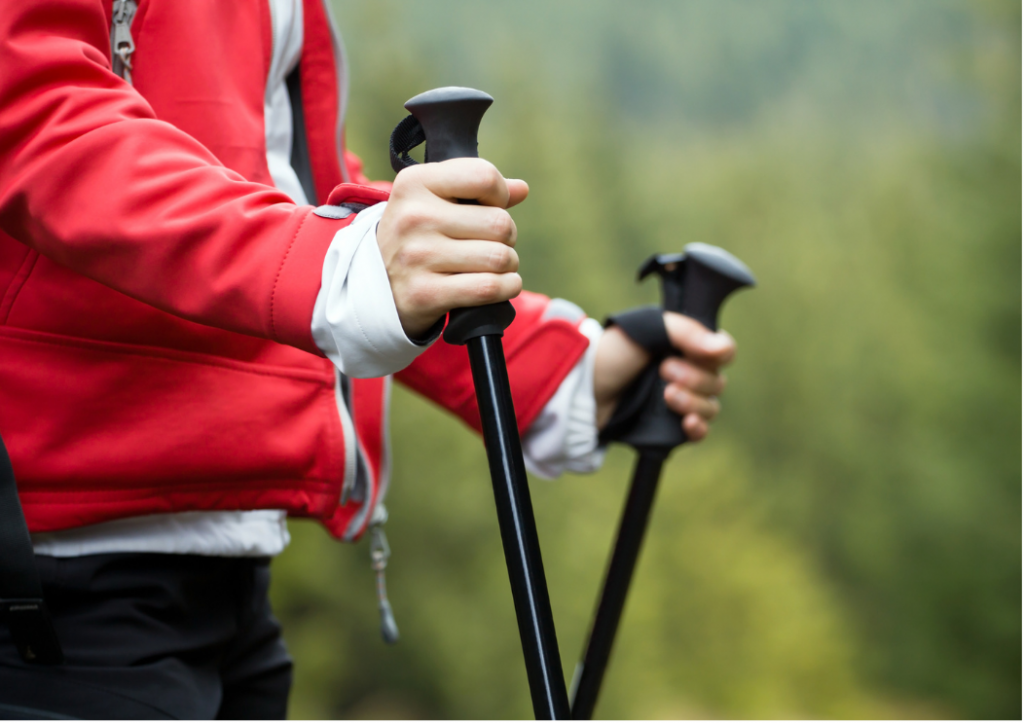 Aktívnejšie pobyty v kúpeľoch na chrbát zahŕňajú pohyb v prírode – chôdzu s palicami alebo nordic walking.